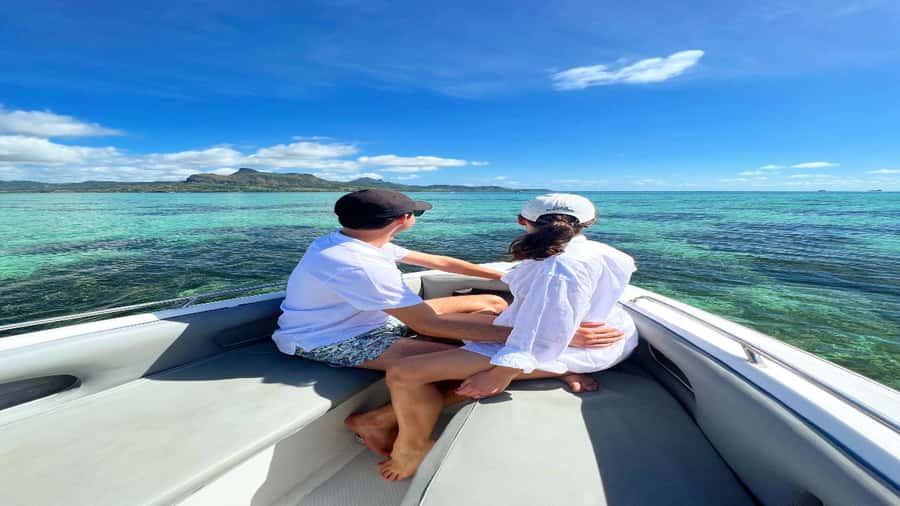 5 Islands Speedboat w/Snorkeling Sea Turtle + Lunch & Drinks - Ile aux Phares, plus the big lagoon cruise feel