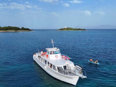 Alcudia Mallorca: Boat Trip with Food, Snorkeling, and SUP - Your Boat’s Vibe: Coral Boats and a Crew That Keeps It Easy
