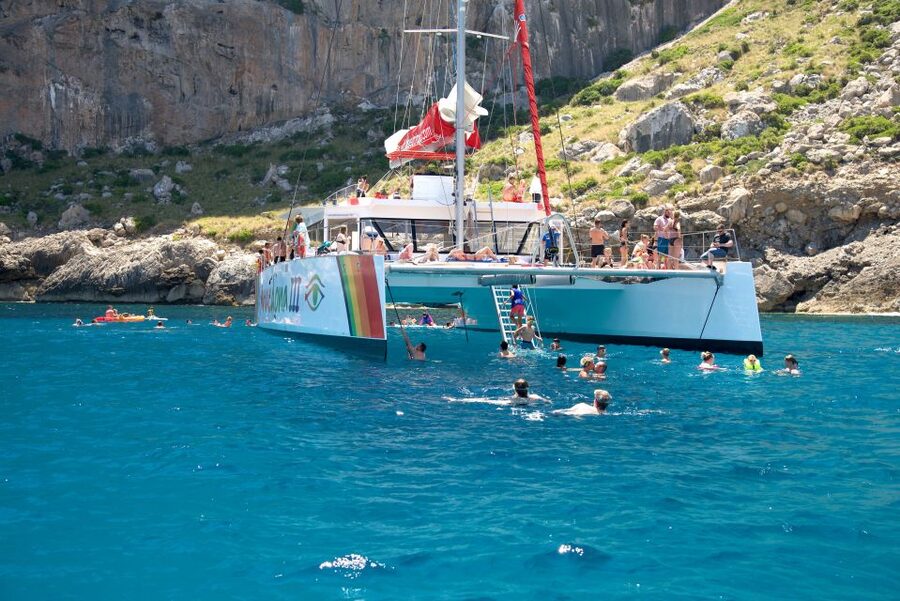 Alcudia: Sunset Catamaran Tour with Dinner and Snorkeling - Snorkeling and Water Gear: What’s Included, What to Plan