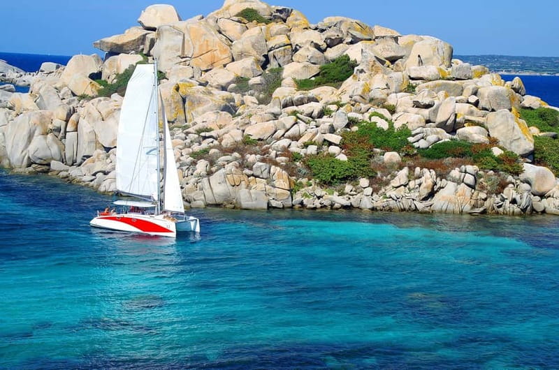 Bonifacio: Catamaran trip with snorkeling at the Lavezzi Islands - The 45-minute sail out: where the crew sets the tone