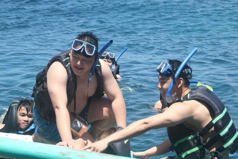 Boracay: Island and Beach-Hopping Boat Tour with Snorkeling - Which guides make the biggest difference on this tour