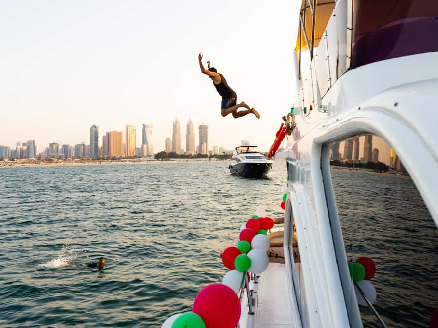 Dubai: Yacht Cruise with Swimming, Snorkeling and BBQ Lunch - BBQ Lunch and Unlimited Beverages: The Midday Reset