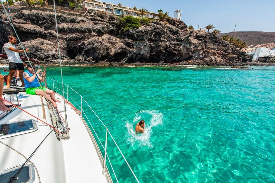 Fuerteventura: Sailing with Snorkeling and Dolphin Watching - The harbor start: manta rays and a different first impression