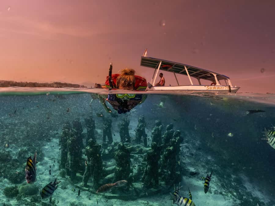 Gili Trawangan: Gili Islands Sunset Boat Tour and Snorkeling - Starting at Sama-Sama Reggae Bar: easy to find, easy to settle in
