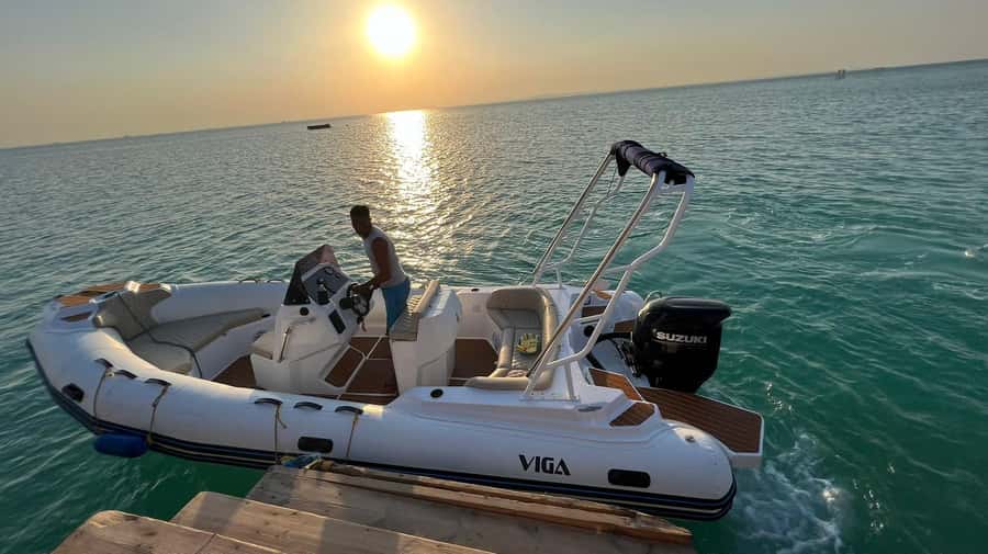 Hurghada: 6 Islands Tour with Dolphin Watching & Snorkelling - Hurghada speedboat island hopping: what the day feels like