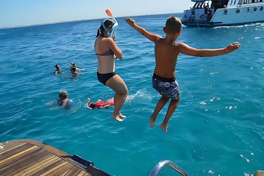 Hurghada: Dolphin Watching Boat Tour with Snorkeling & Lunch - Key highlights that make this tour worth your time