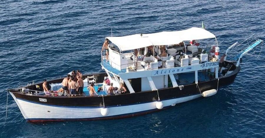 Ischia: Island Boat Tour with Neapolitan Lunch & Snorkeling - Meeting at Bar La Lucciola in Forio, and how the day starts