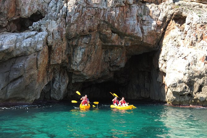 Kayak and snorkel excursion to Cova Tallada - The first minutes: an on-water history stop from your kayak