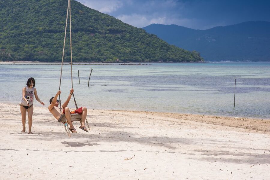 Koh Samui: Pig Island Tour by Speedboat with Snorkeling - Stop 1: Koh Madsum Pig Island Time with Swimming and Shade