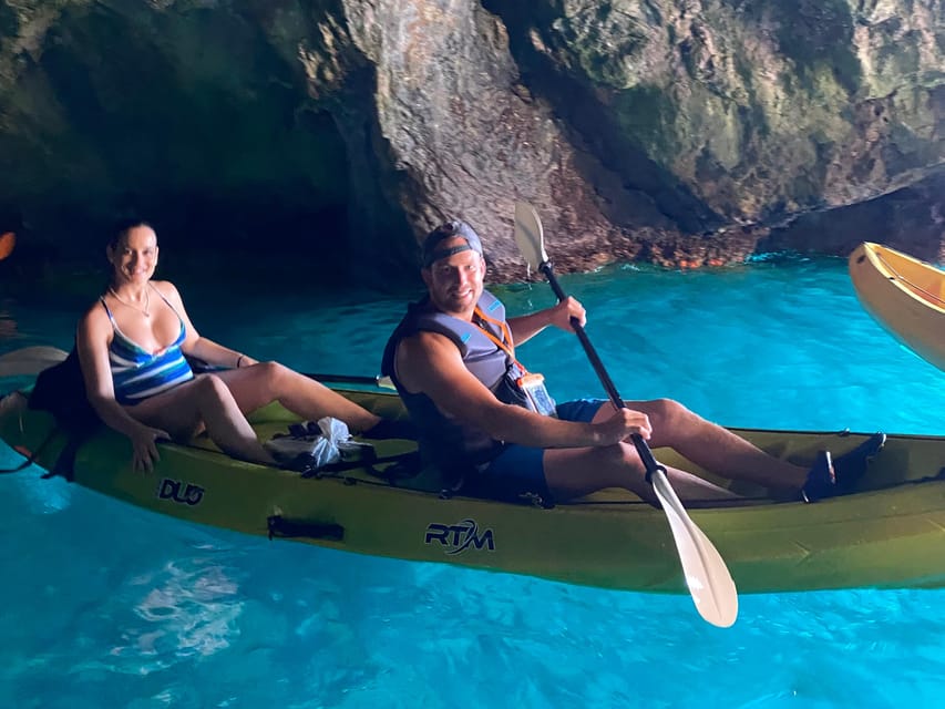 La Herradura: Maro Cliffs Kayak and Snorkeling Tour - The short briefing and the photo stop that sets the tone