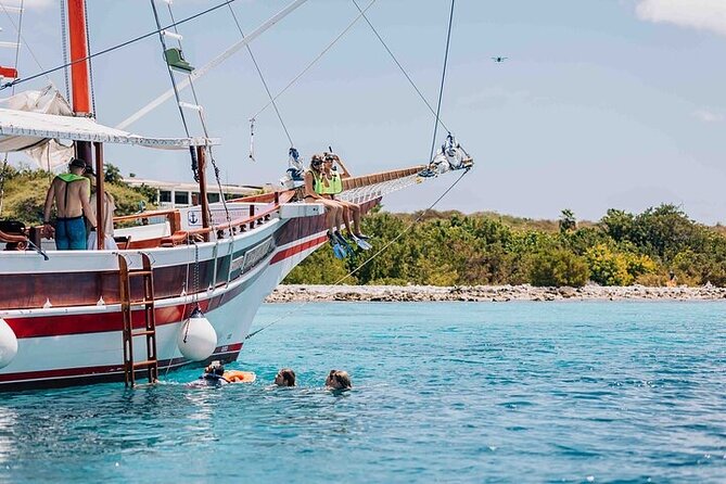 Luxury snorkel trip on a spacious wooden schooner and local lunch - Entering the Lady Bellais: comfort on a wooden schooner