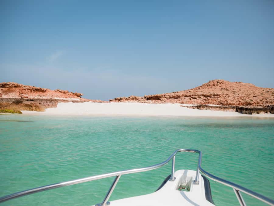 Muscat: Daymaniat Islands Snorkeling Tour with Refreshments - The 4-hour rhythm: two snorkeling stops plus (sometimes) beach time