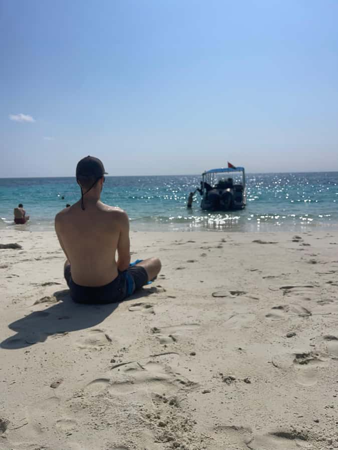 Muscat: Daymaniat Islands Snorkeling Trip with Brunch - Brunch-style snacks and sandwiches: the timing that keeps you happy