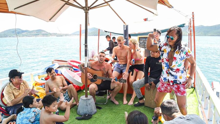 Nha Trang: Coral Reef Snorkeling and Floating Bar Party - The photo-and-show rhythm: entertainment that keeps you included