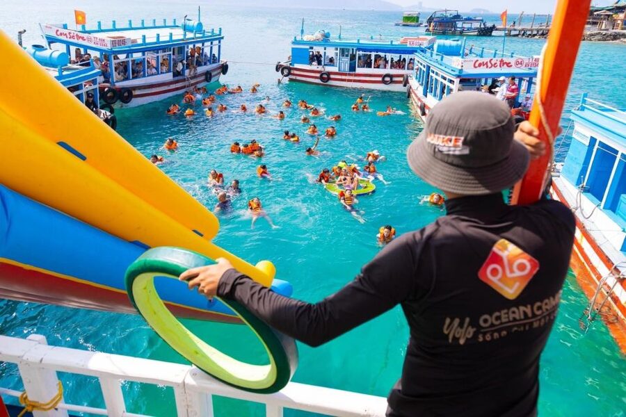 Nha Trang: Coral Reef Snorkeling and Floating Bar Party - The floating bar in the sea: unlimited drinks without going out of your way