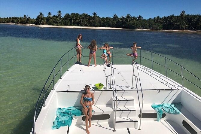 Party Boat - Private groups, snorkeling - Open Bar. - Dolphin Spotting and the “Look, Water!” Moment at Nearby Landmarks
