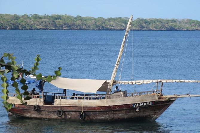 PILLI PIPA DHOW, the genuine product, snorkeling tour to Kisite Marine Park - Dolphin and turtle spotting during the cruise