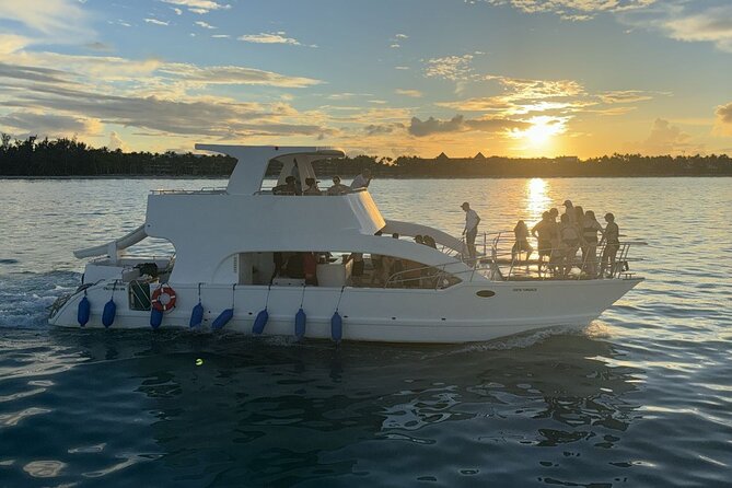 Private Catamaran Booze Cruise & Snorkeling - Getting Onboard at Going Party Boat (Bávaro Beach) and What the Crew Actually Does