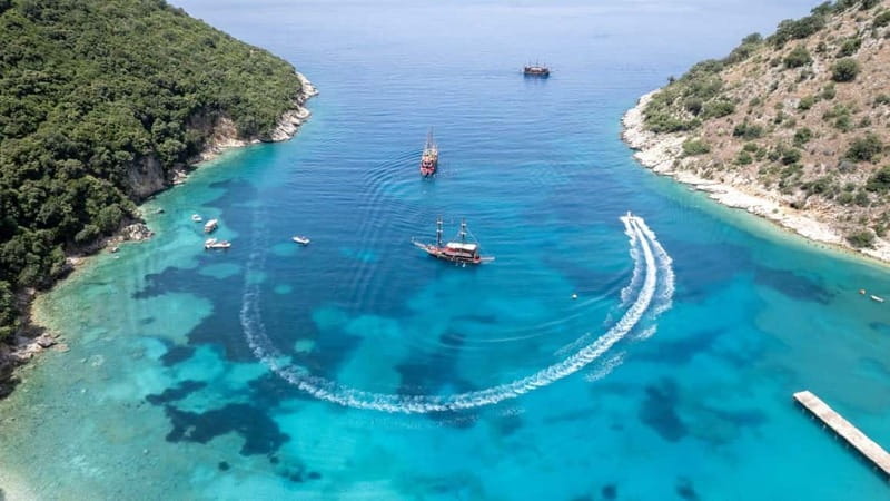 Saranda:Boat Tour to Kroreza with snorkelling,&umbrellas - Timing and logistics in Saranda: meeting points and the “arrive early” rule