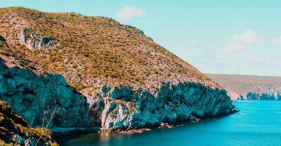 Sesimbra: Arrábida Beaches & Caves Boat Tour with Snorkeling - Meeting point at the pier: finding ESPADARTE without stress