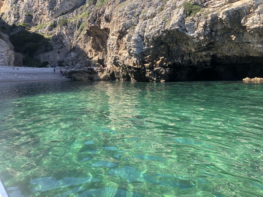 Sesimbra: Arrábida Beaches & Caves Boat Tour with Snorkeling - Praia da Mijona and Praia do Inferno: the twin stops for color and character