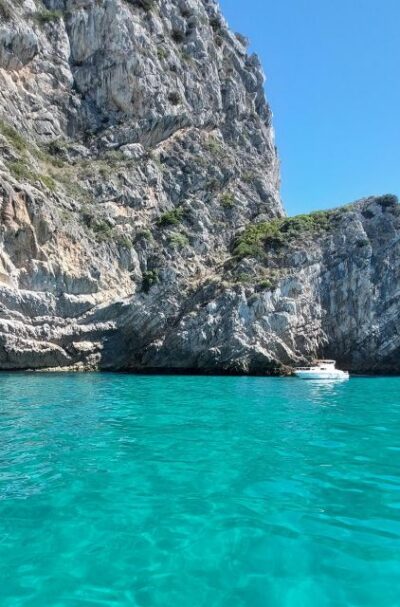 Sesimbra: Secret Bays and Beaches Boat Tour with Snorkeling - Praia da Cova: First Coast Views and a 30-Minute Swim Option