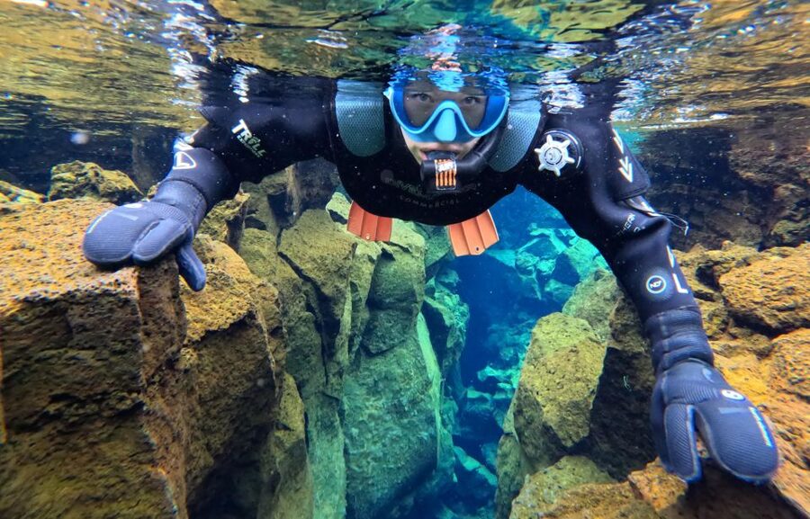 Silfra: Fissure Snorkeling Tour with Underwater Photos - Walking into Þingvellir: where the cracks start to make sense