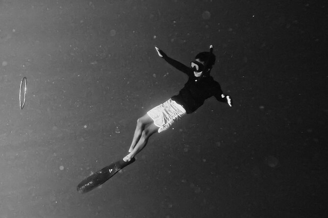 Snorkeling with turtle and statue in Gilis - Statue snorkeling: what it’s like when the underwater scene is small