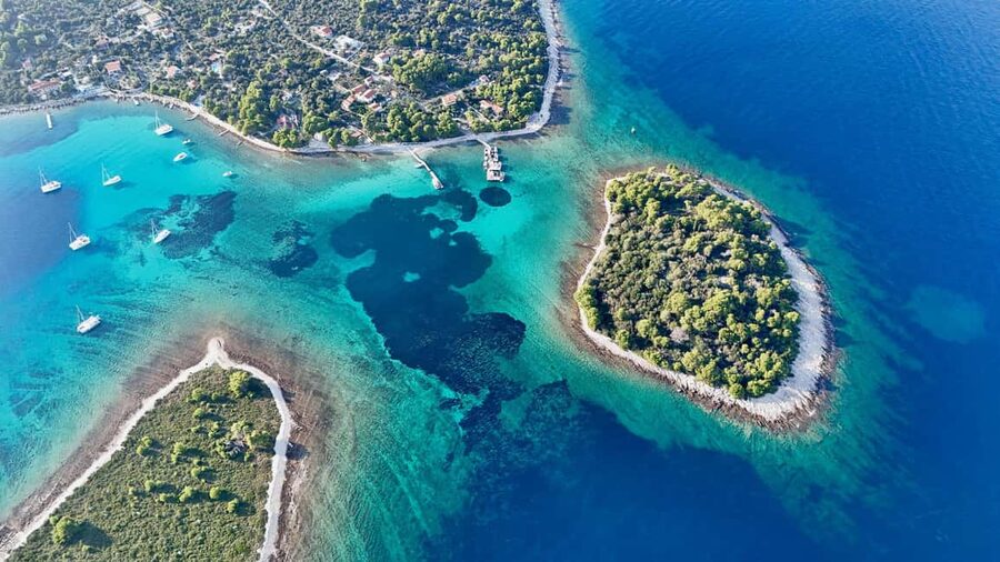 Split: Blue Lagoon & 3 Island Cruise with Snorkeling - Onboard experience: the crew makes the difference