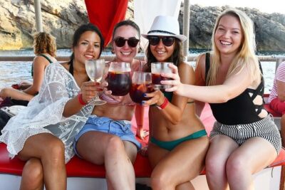 Sunset Beach Tour 3 HS all Inclusive ( Paddle boards , Kayaks & Snorkeling) - On-board comfort: lounge beds, sound system, and a wet bar