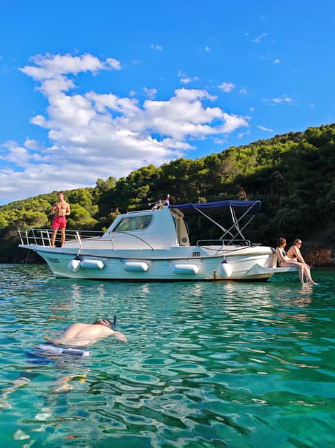 Zadar: Boat Tour with Snorkeling Gear and Drinks - Meeting near the gas station: the simple start